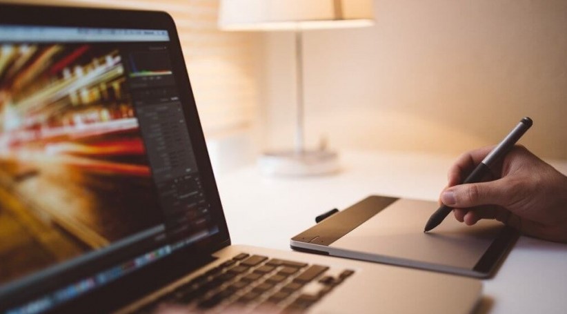 Estudiante dibujando digitalmente